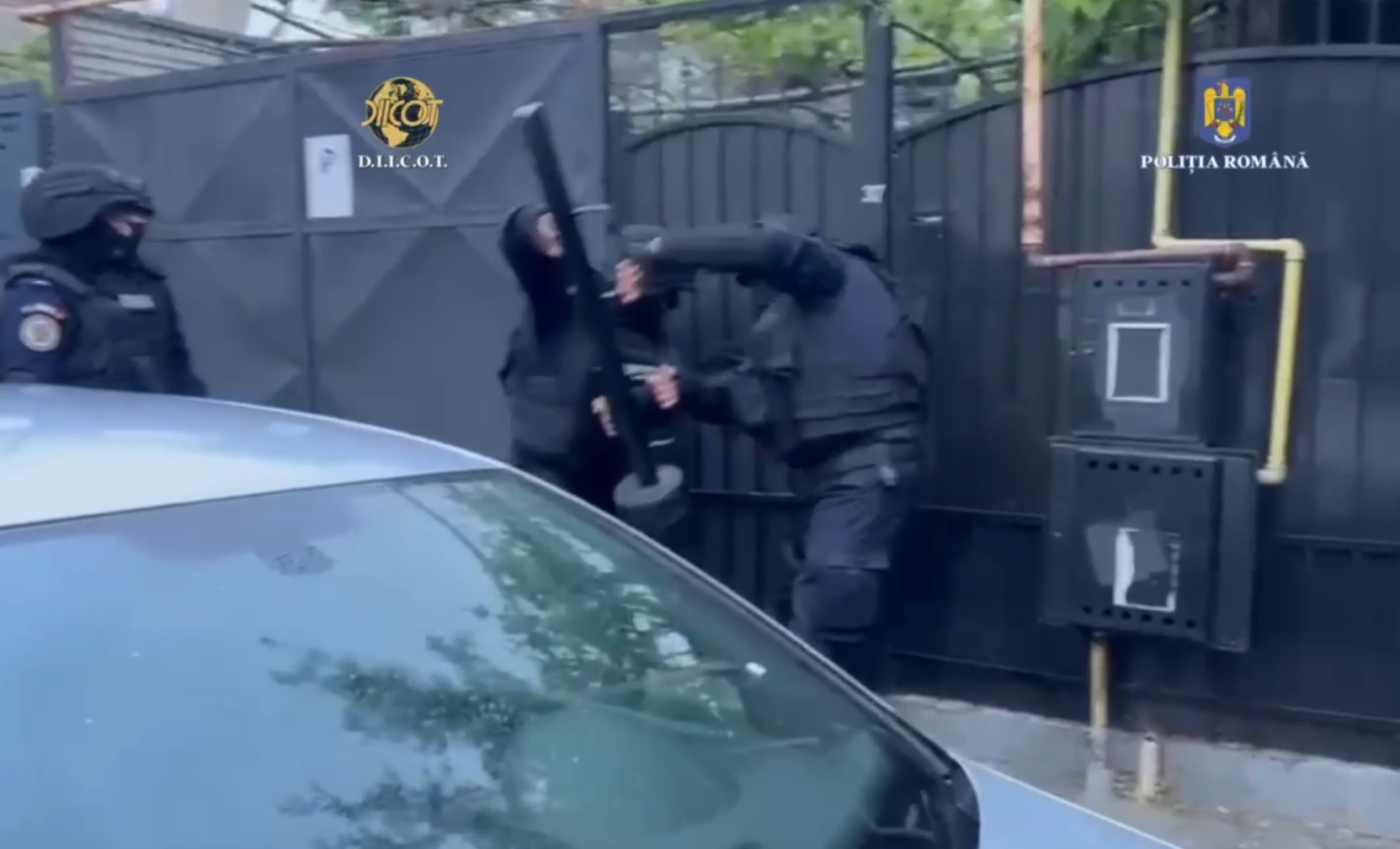 FOTO VIDEO Cocaină ascunsă în volanul mașinii / Traficanți reținuți la Constanța perchezitii