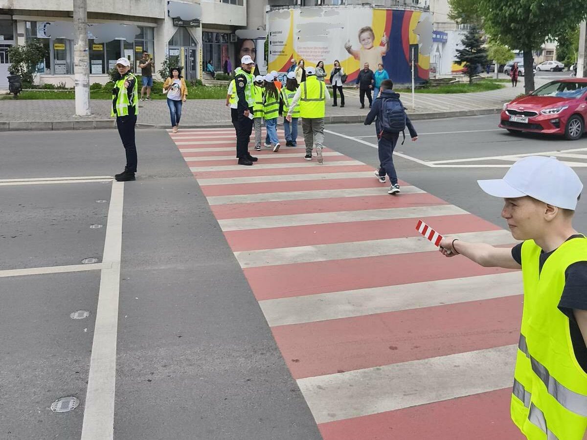 Polițiștii constănțeni și elevii din Mangalia, parteneri pentru siguranța rutieră 2 Polițiștii constănțeni și elevii din Mangalia, parteneri pentru siguranța rutieră politie 2 edited