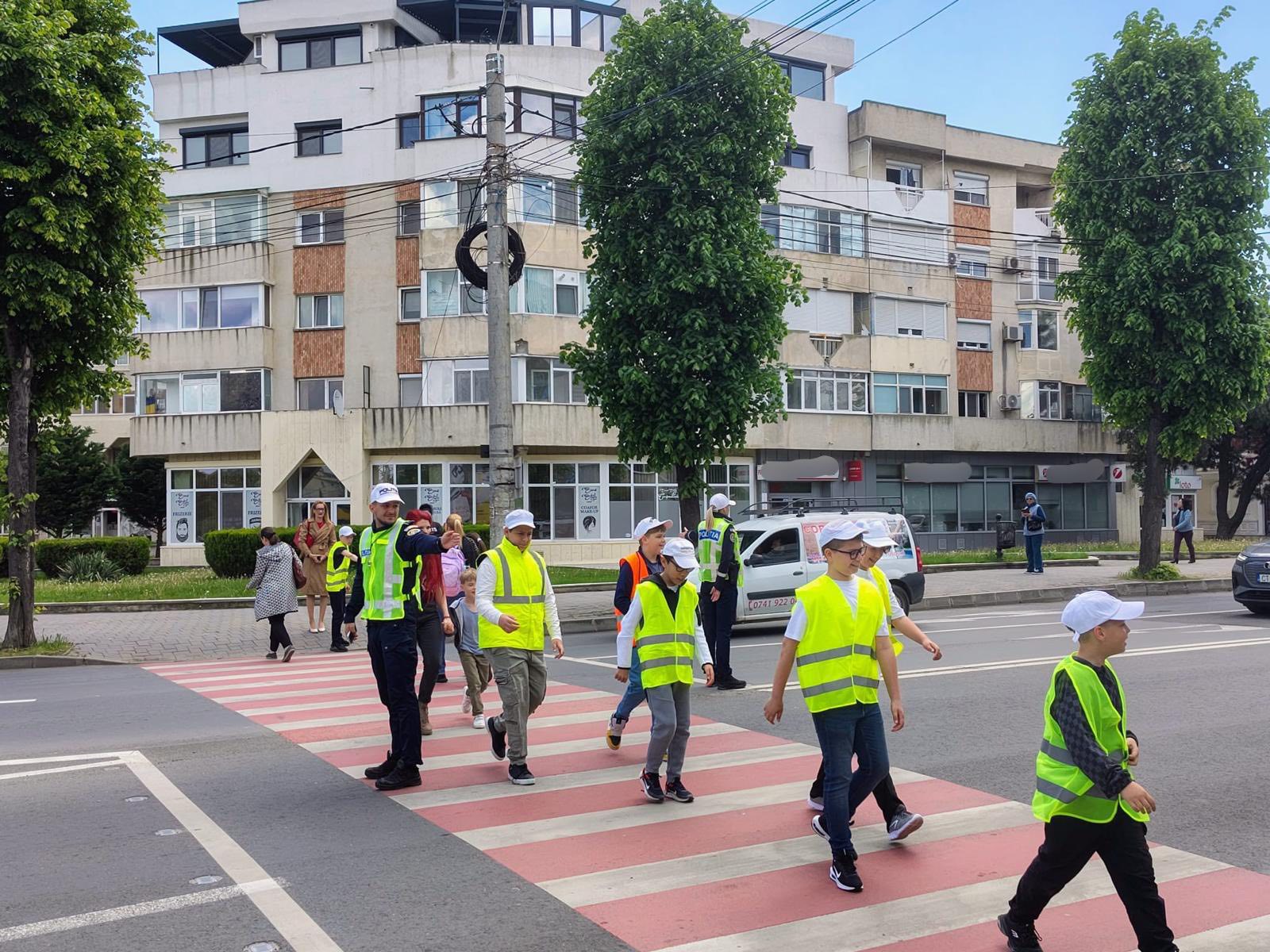 Polițiștii constănțeni și elevii din Mangalia, parteneri pentru siguranța rutieră poolitie