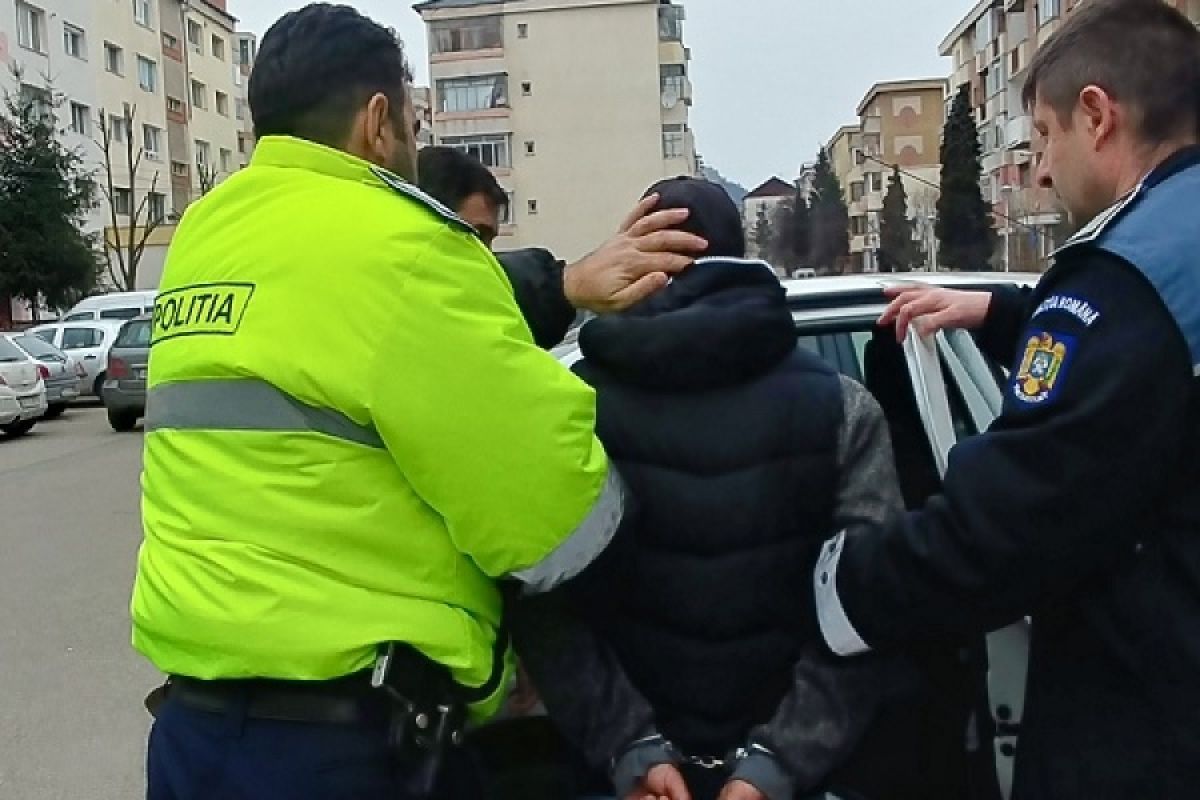 Tâlhărie în apropierea Gării CFR Constanța: doi minori au atacat un bărbat și i-au furat telefonul mobil retinut