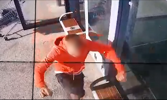 VIDEO Un huligan a vandalizat o stație CT Bus de pe bulevardul Alexandru Lăpușneanu sasda