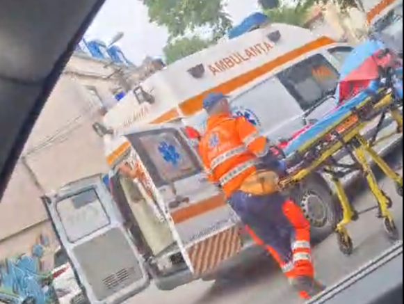 VIDEO Două femei au ajuns la SPITAL după ce autobuzul în care se aflau a FRÂNAT brusc, pe bulevardul Tomis, Constanța 2 VIDEO Două femei au ajuns la SPITAL după ce autobuzul în care se aflau a FRÂNAT brusc, pe bulevardul Tomis, Constanța sds