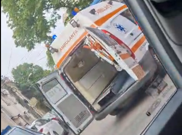 VIDEO Două femei au ajuns la SPITAL după ce autobuzul în care se aflau a FRÂNAT brusc, pe bulevardul Tomis, Constanța 3 VIDEO Două femei au ajuns la SPITAL după ce autobuzul în care se aflau a FRÂNAT brusc, pe bulevardul Tomis, Constanța sdsds