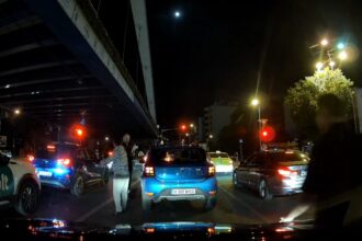 VIDEO Un șofer de ridesharing din București a fost bătut de mai mulți indivizi/ Scenele șocante au fost surprinse de camere trafic bataie