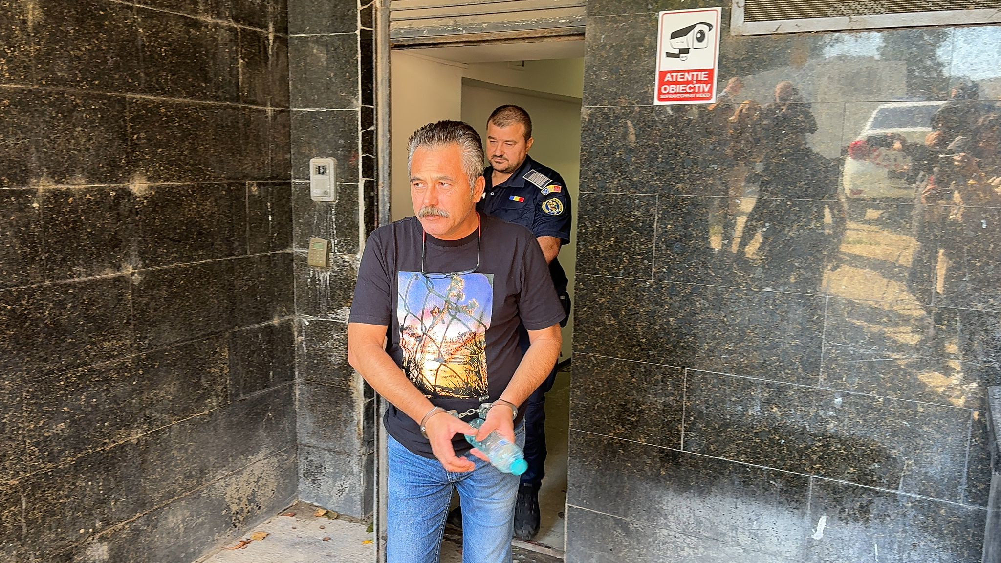 Vameșul care a ÎNGHIȚIT probele cu sumele de bani vrea STRĂMUTAREA dosarului DNA / Iată unde ar putea fi judecat 3 Vameșul care a ÎNGHIȚIT probele cu sumele de bani vrea STRĂMUTAREA dosarului DNA / Iată unde ar putea fi judecat vamesi 16 1