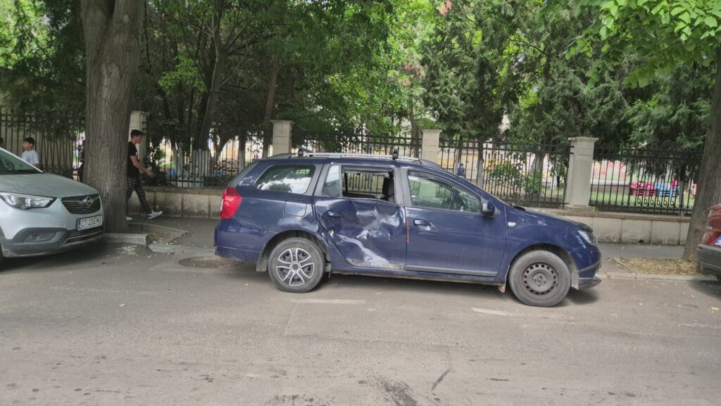 FOTO VIDEO Accident cu trei mașini implicate pe strada Răscoalei din Constanța 3 FOTO VIDEO Accident cu trei mașini implicate pe strada Răscoalei din Constanța 0097e696 8635 4e47 9591 34479a31f097