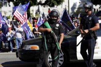 Violențele din Los Angeles se agravează. Liderii locali îl acuză pe Trump de o mișcare „deliberat inflamatorie” 010721 la policeofficersholdingweaponsapjpg