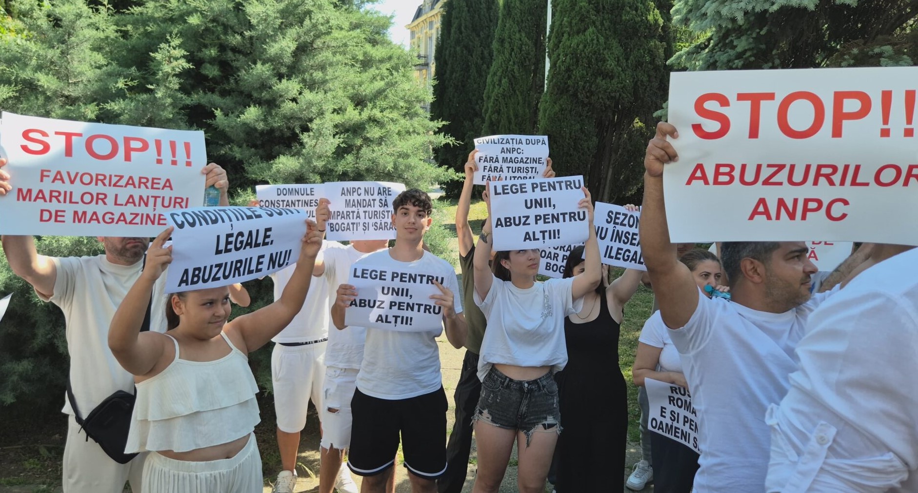 FOTO VIDEO Protest al micilor comercianți, în fața Prefecturii Constanța/ Acuză abuzuri ANPC și discriminare legislativă 01b09b27 7bdf 45a1 bea1 6fa5becaa868 2048x1153 1