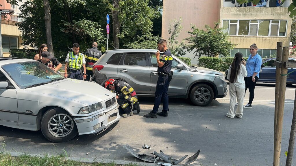 FOTO VIDEO Accident pe bulevardul Ferdinand din Constanța: Un BMW s-a făcut praf 4 FOTO VIDEO Accident pe bulevardul Ferdinand din Constanța: Un BMW s-a făcut praf 03d1cd77 92e4 45ca 95a9 e97c4ad13e4e