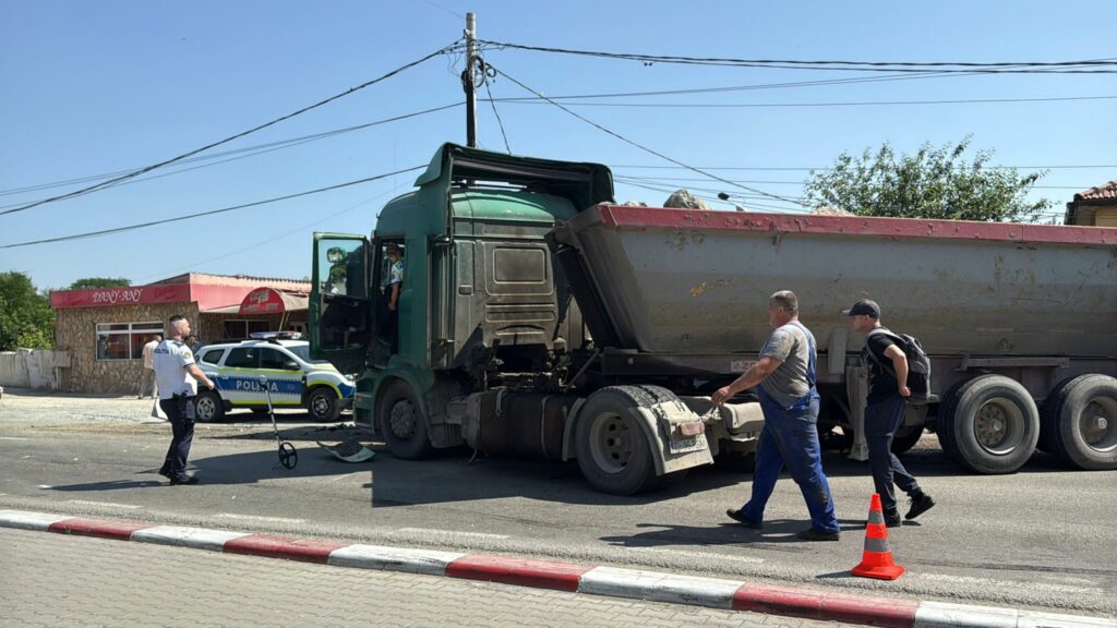 FOTO VIDEO Accident GRAV între DOUĂ camioane și CINCI mașini printre care una de la MAI, în Mihail Kogălniceanu/ A intervenit elicopterul SMURD UPDATE 7 FOTO VIDEO Accident GRAV între DOUĂ camioane și CINCI mașini printre care una de la MAI, în Mihail Kogălniceanu/ A intervenit elicopterul SMURD UPDATE 083548ab 62c2 478c 8240 d26d6e98e943