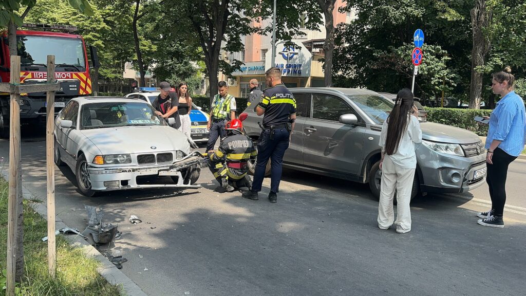 FOTO VIDEO Accident pe bulevardul Ferdinand din Constanța: Un BMW s-a făcut praf 3 FOTO VIDEO Accident pe bulevardul Ferdinand din Constanța: Un BMW s-a făcut praf 0ca357d0 d3be 4f5b 9323 f0ea349c54df