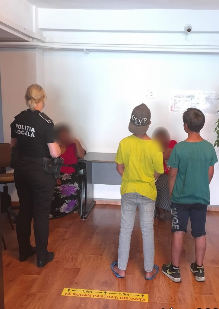 FOTO VIDEO Doi minori care au vandalizat trei camere de supraveghere au fost identificați de polițiștii locali 2 FOTO VIDEO Doi minori care au vandalizat trei camere de supraveghere au fost identificați de polițiștii locali 1 1