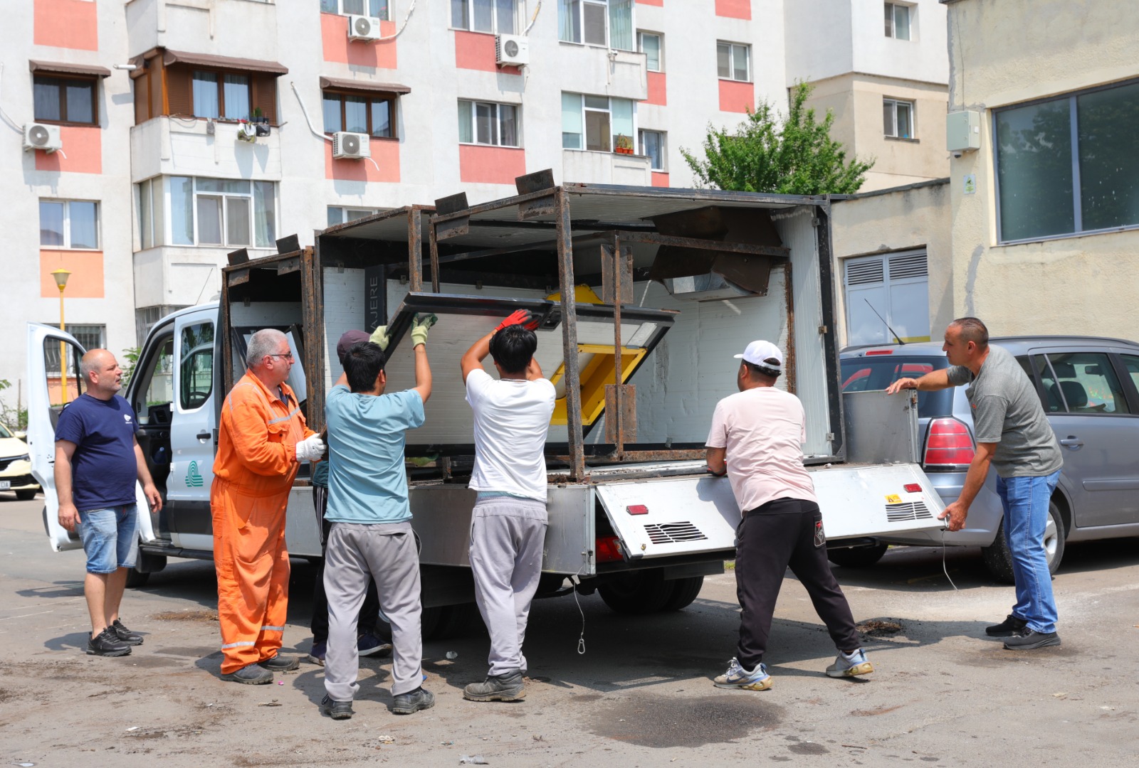FOTO A început demontarea vechilor platforme de colectare a deșeurilor/ Unde vor fi instalate noile insule ecologice 1 10