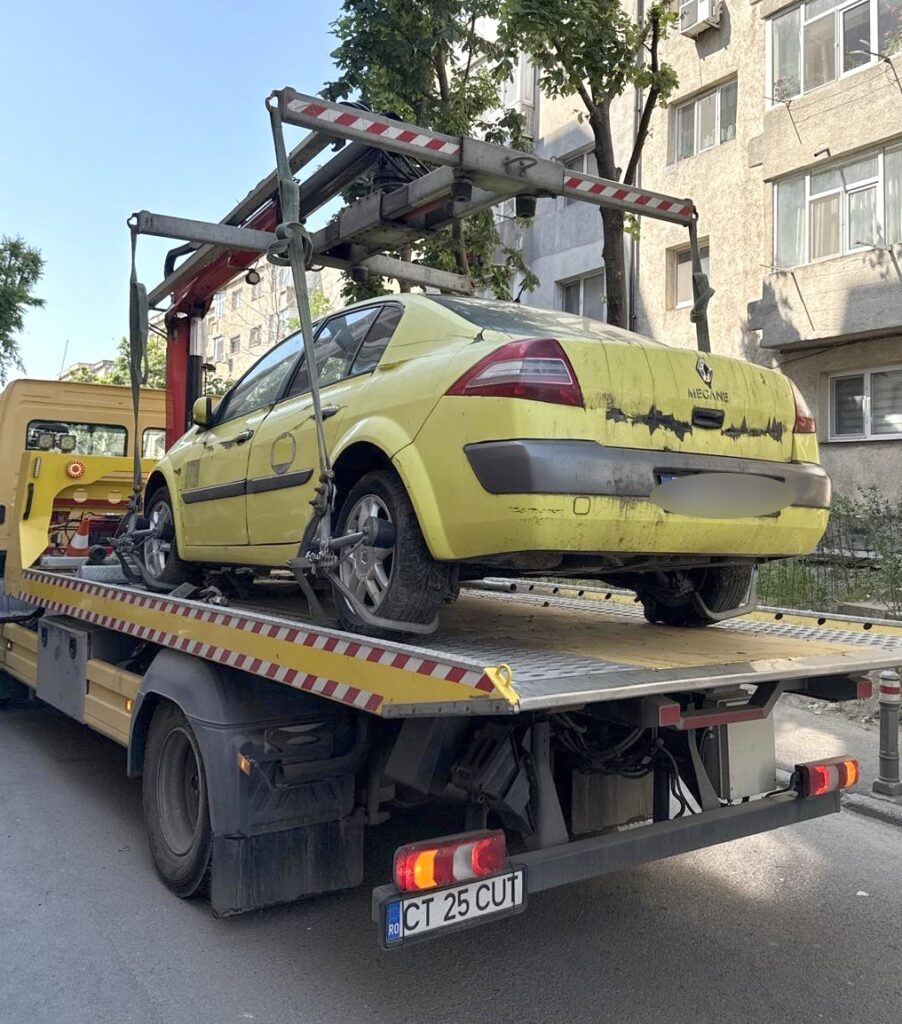 FOTO Domeniul public al municipiului Constanța a fost eliberat de 24 de vehicule abandonate sau fără stăpân 1 23