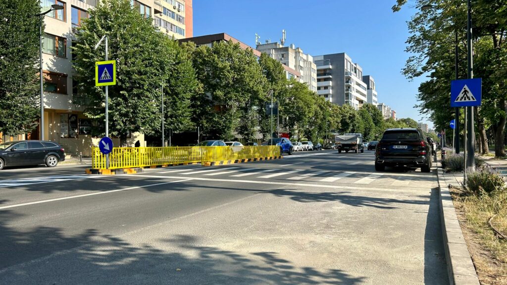 FOTO O nouă trecere de pietoni cu scuar a fost amenajată pe bulevardul Alexandru Lăpușneanu 2 FOTO O nouă trecere de pietoni cu scuar a fost amenajată pe bulevardul Alexandru Lăpușneanu 1 3 5