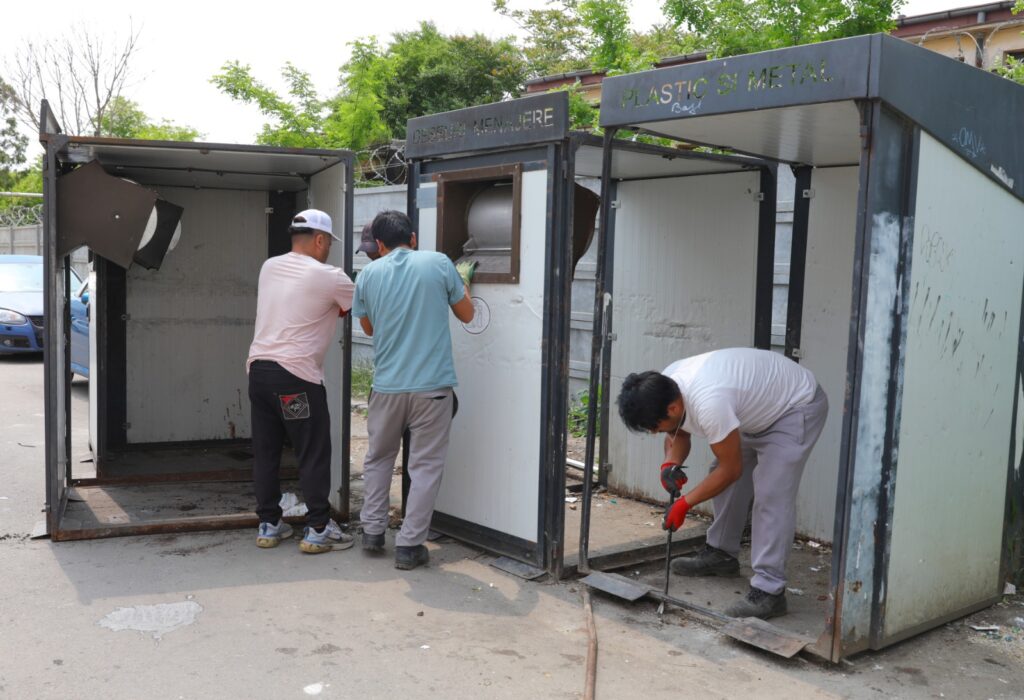 FOTO A început demontarea vechilor platforme de colectare a deșeurilor/ Unde vor fi instalate noile insule ecologice 1 32