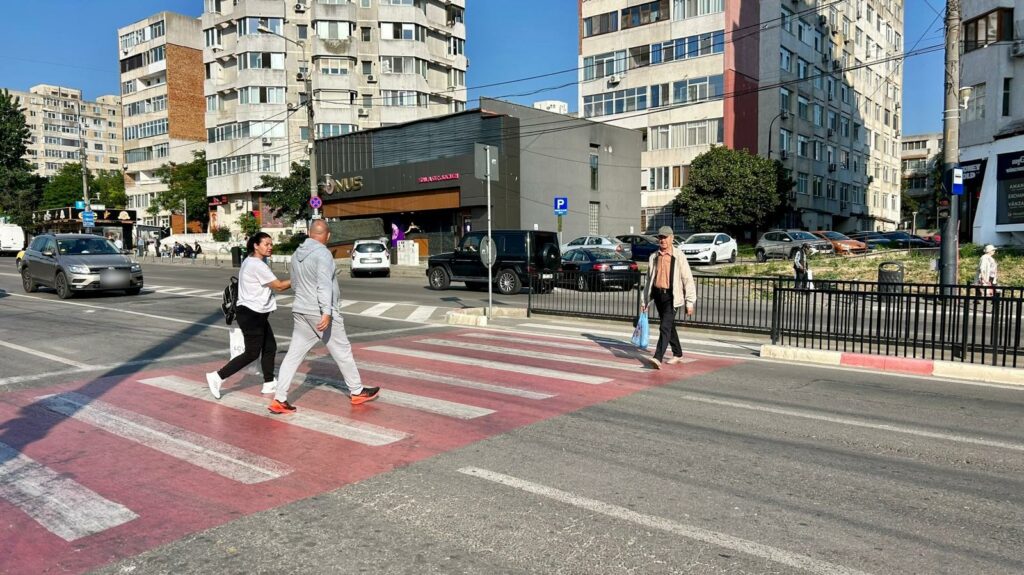 Se implementează un sistem de semaforizare inteligent la trecerea de pietoni de pe strada Soveja, în zona pieței Tomis III 3 Se implementează un sistem de semaforizare inteligent la trecerea de pietoni de pe strada Soveja, în zona pieței Tomis III 1 4 1