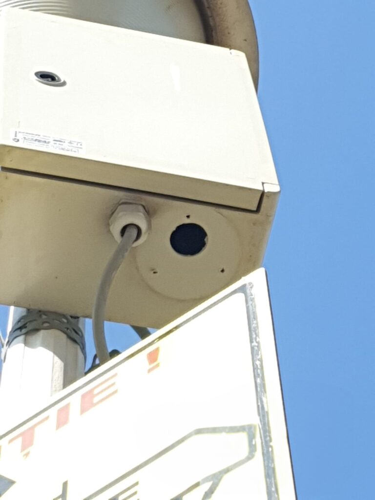 FOTO VIDEO Doi minori care au vandalizat trei camere de supraveghere au fost identificați de polițiștii locali 4 FOTO VIDEO Doi minori care au vandalizat trei camere de supraveghere au fost identificați de polițiștii locali 1 4
