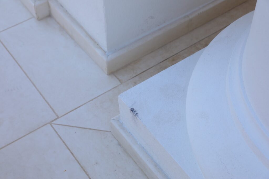 FOTO Cazinoul abia deschis a fost vandalizat de vizitatorii iresponsabili 7 FOTO Cazinoul abia deschis a fost vandalizat de vizitatorii iresponsabili 1 8