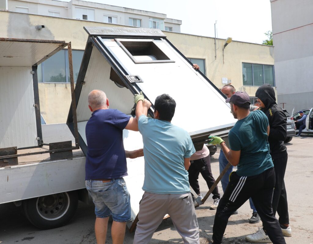 FOTO A început demontarea vechilor platforme de colectare a deșeurilor/ Unde vor fi instalate noile insule ecologice 1 81