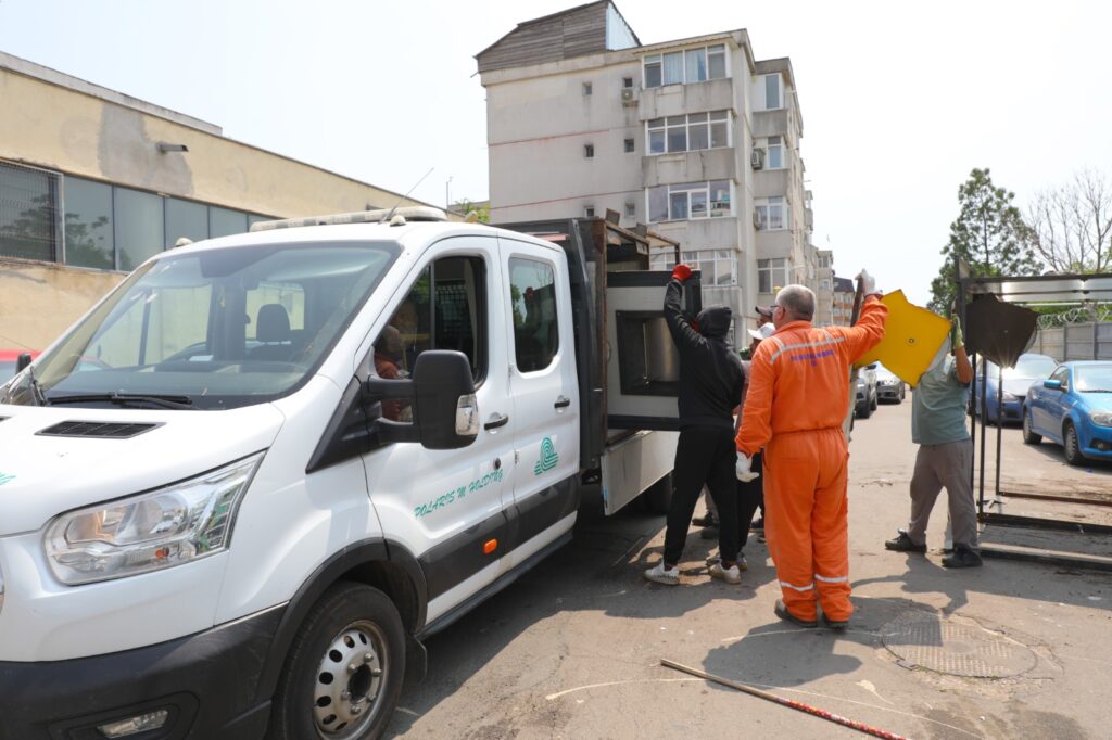 FOTO A început demontarea vechilor platforme de colectare a deșeurilor/ Unde vor fi instalate noile insule ecologice 1 9