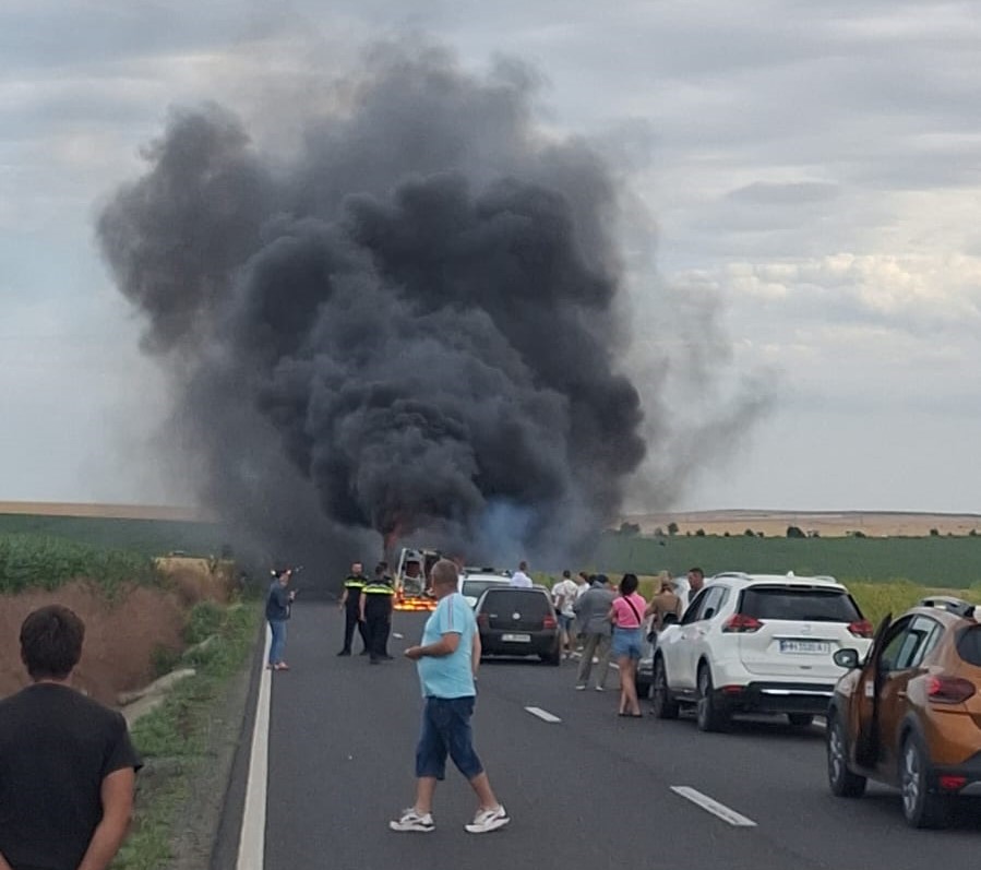 FOTO VIDEO Un microbuz a ars în totalitate pe DN22 / 20 de persoane, printre care doi copii, s-au autoevacuat UPDATE 2 FOTO VIDEO Un microbuz a ars în totalitate pe DN22 / 20 de persoane, printre care doi copii, s-au autoevacuat UPDATE 10096bea 87c4 4e78 95bd 0c90a32c2166