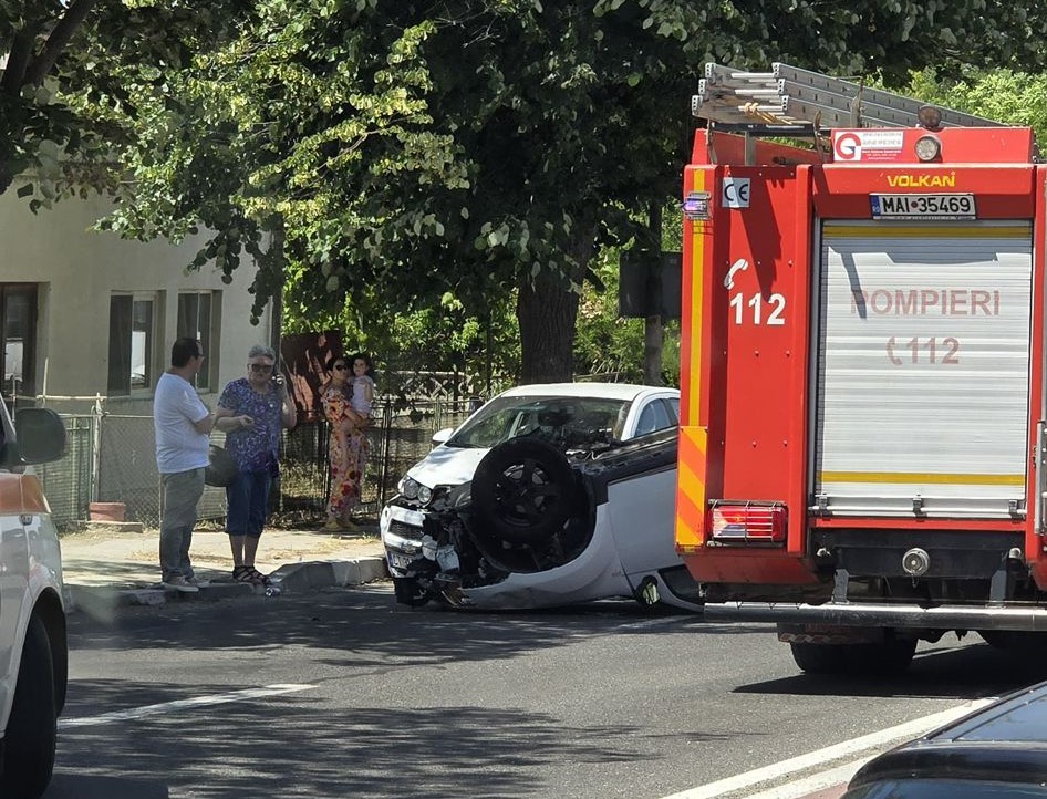 FOTO O mașină s-a răsturnat, în Eforie Sud/ Se circulă bară la bară spre sudul litoralului 3 FOTO O mașină s-a răsturnat, în Eforie Sud/ Se circulă bară la bară spre sudul litoralului 1026ba24 59cd 4346 acac 44d70a2b2b1f