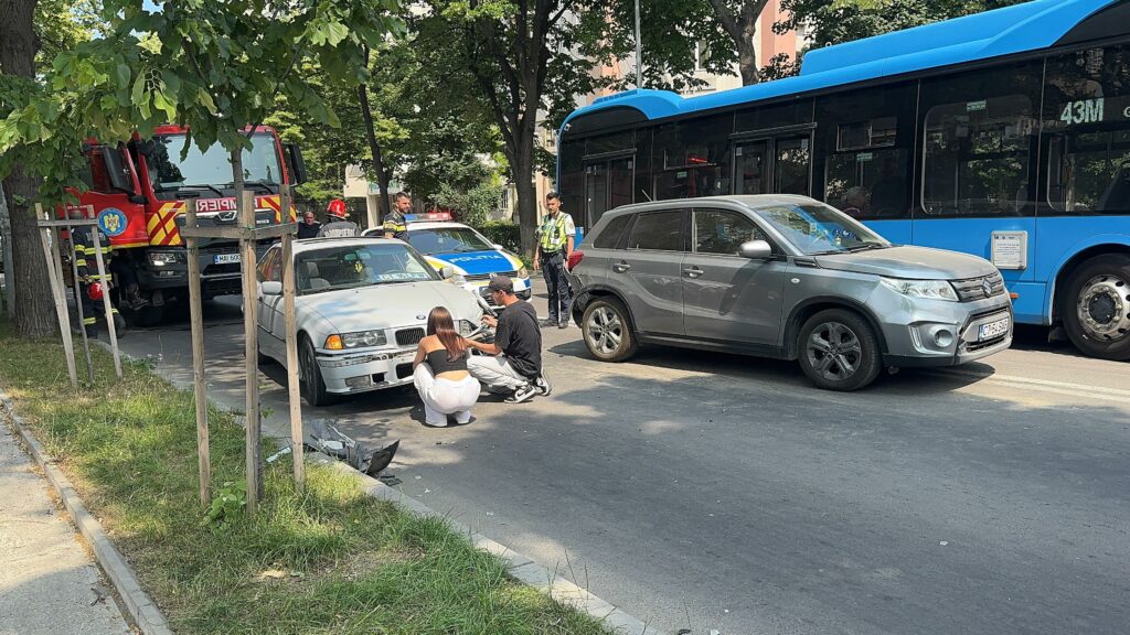 FOTO VIDEO Accident pe bulevardul Ferdinand din Constanța: Un BMW s-a făcut praf 2 FOTO VIDEO Accident pe bulevardul Ferdinand din Constanța: Un BMW s-a făcut praf 121c52dd 405d 47ed b3d5 687ef2c0377a