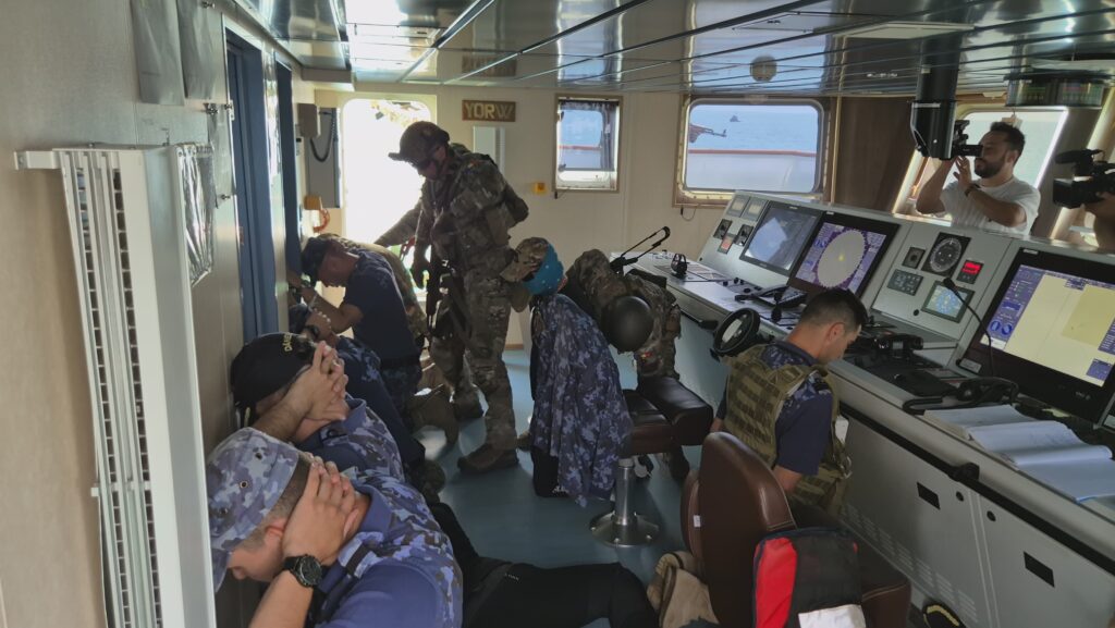FOTO VIDEO Forțele Navale Române, simulare a unor situații de criză/ Delfinii au făcut spectacol pe mare 19 FOTO VIDEO Forțele Navale Române, simulare a unor situații de criză/ Delfinii au făcut spectacol pe mare 132ca810 8f80 484d b143 8bf851e702c6