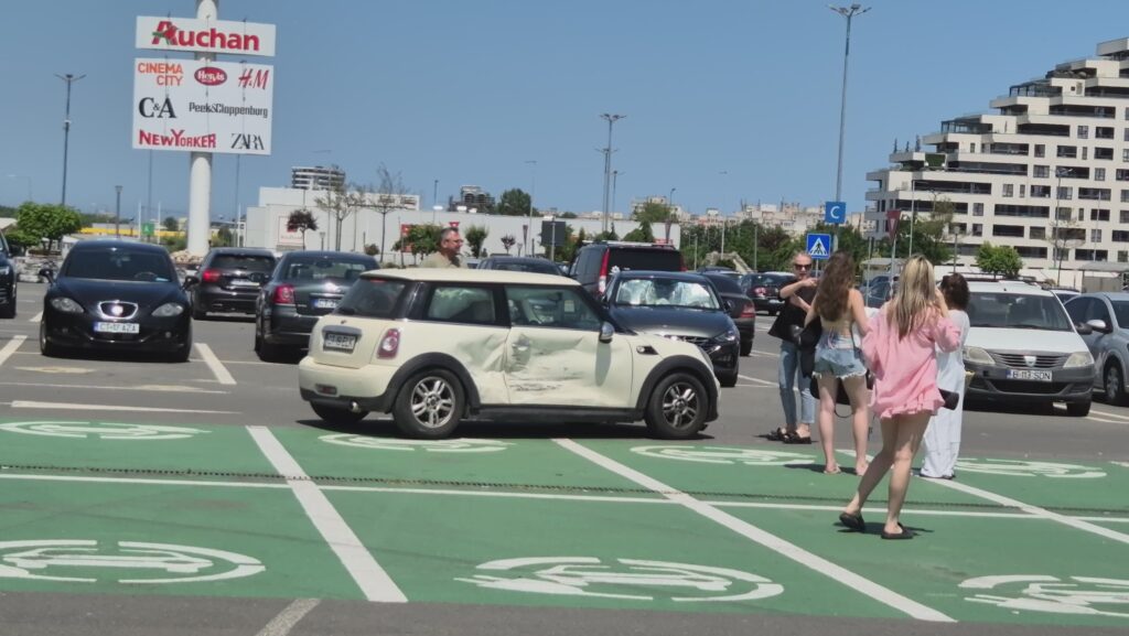 FOTO VIDEO Două mașini s-au tamponat, din nou, în parcarea de la Vivo Mall 6 FOTO VIDEO Două mașini s-au tamponat, din nou, în parcarea de la Vivo Mall 16c4ee89 c6ba 4bff 8f17 62e4370f79f7 1