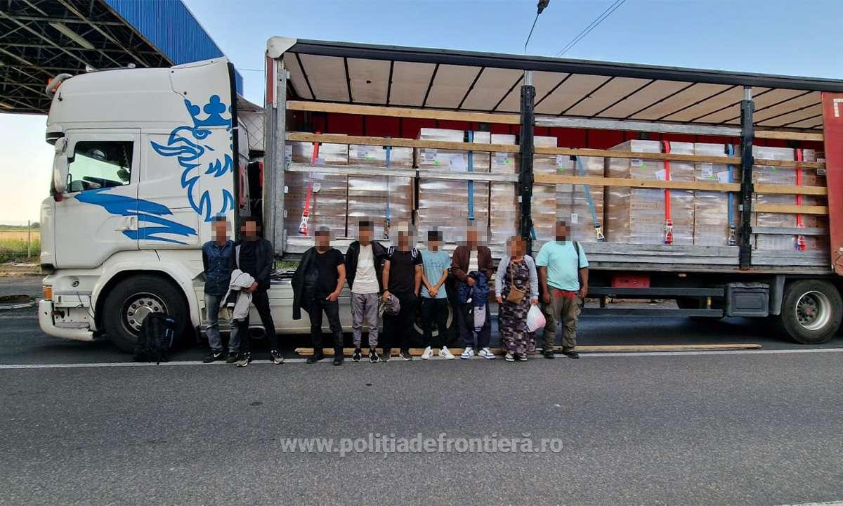 Nouă cetățeni străini au fost depistați de polițiștii de frontieră într-o semiremorcă 1749891334169 638 S4