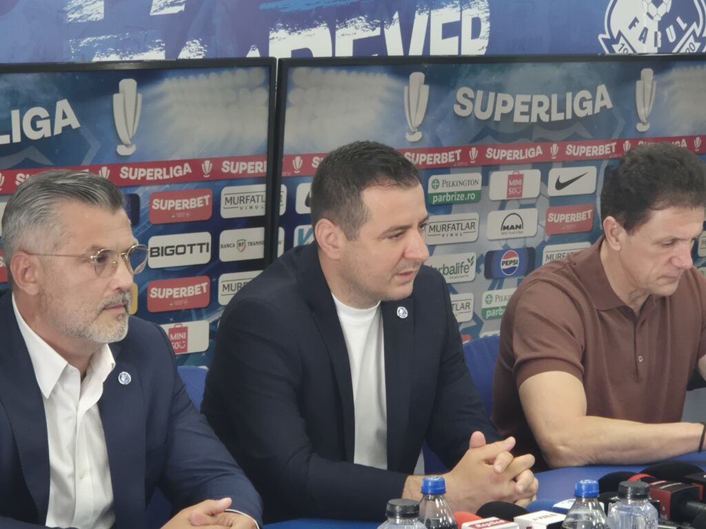 FOTO VIDEO Echipa de fotbal Farul își prezintă noul antrenor, după plecarea lui Hagi LIVE TEXT 3 FOTO VIDEO Echipa de fotbal Farul își prezintă noul antrenor, după plecarea lui Hagi LIVE TEXT 17d4fec2 d628 42b9 bf63 ed823cde14bb