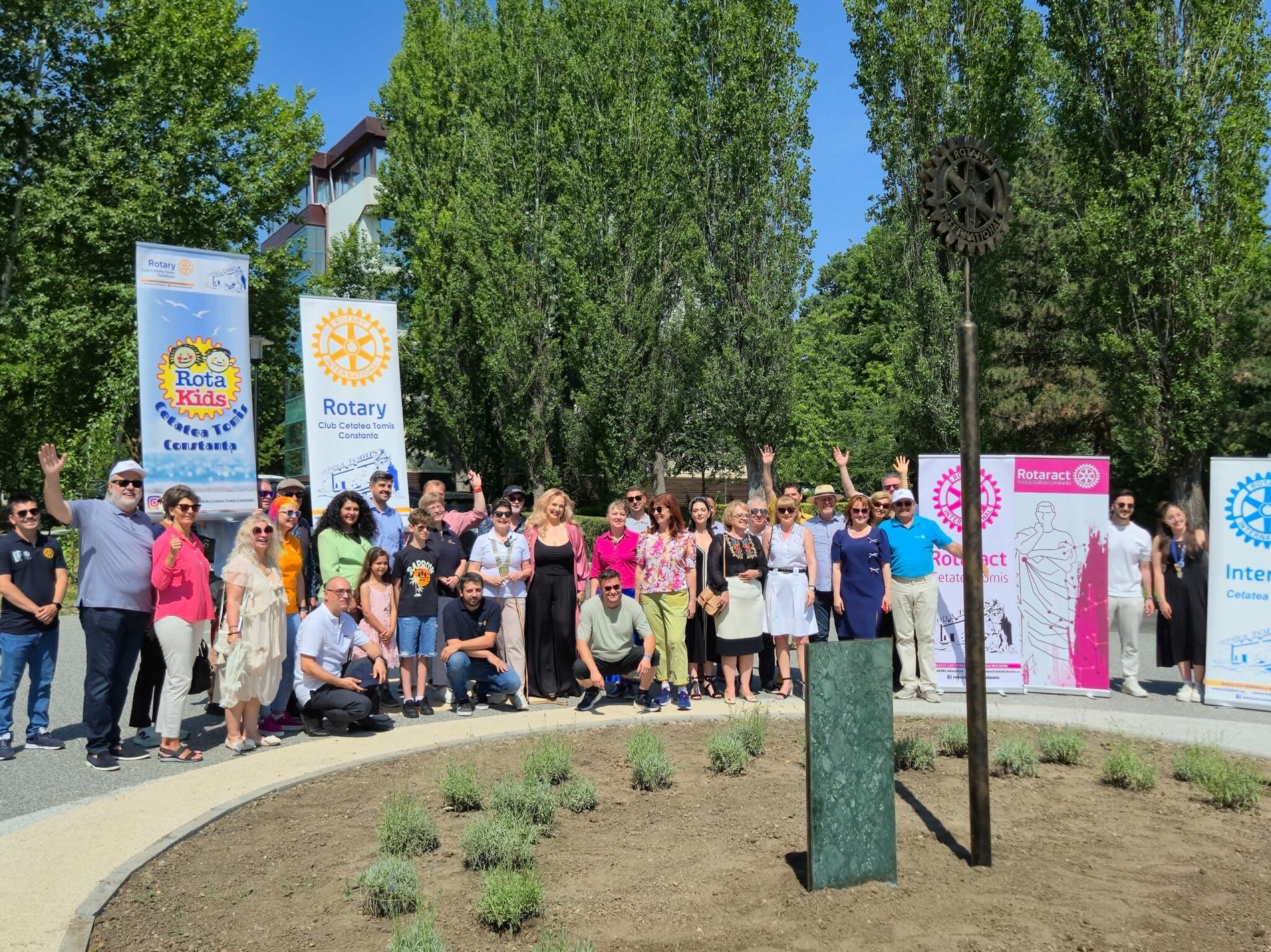 FOTO VIDEO Clubul Rotary Cetatea Tomis și Clubul Rotary Pontus Euxin dezvelesc totemului Rotary și instalează Simbolului Păcii 1cf5ad6d a5ce 49af 81ff 73f481ee800a