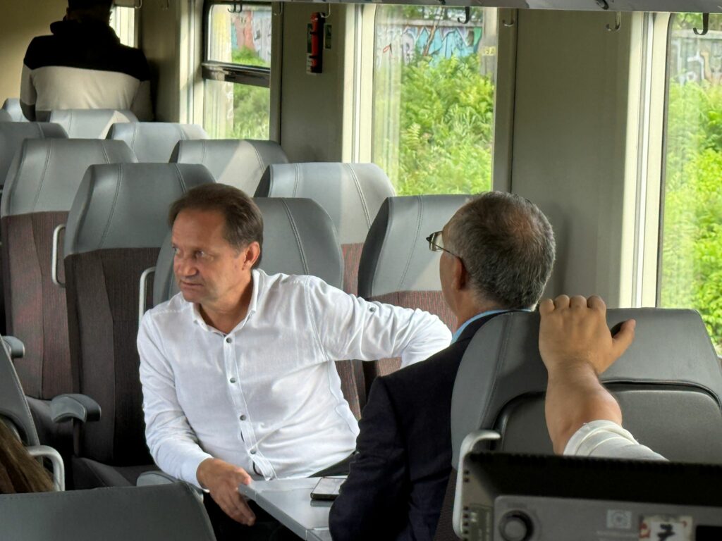 FOTO VIDEO Directorul CFR Călători a venit cu Trenul Soarelui la Constanța/ A fost lansat programul estival UPDATE 5 FOTO VIDEO Directorul CFR Călători a venit cu Trenul Soarelui la Constanța/ A fost lansat programul estival UPDATE 1e81e567 6430 4913 8ab7 af31bb3ae098