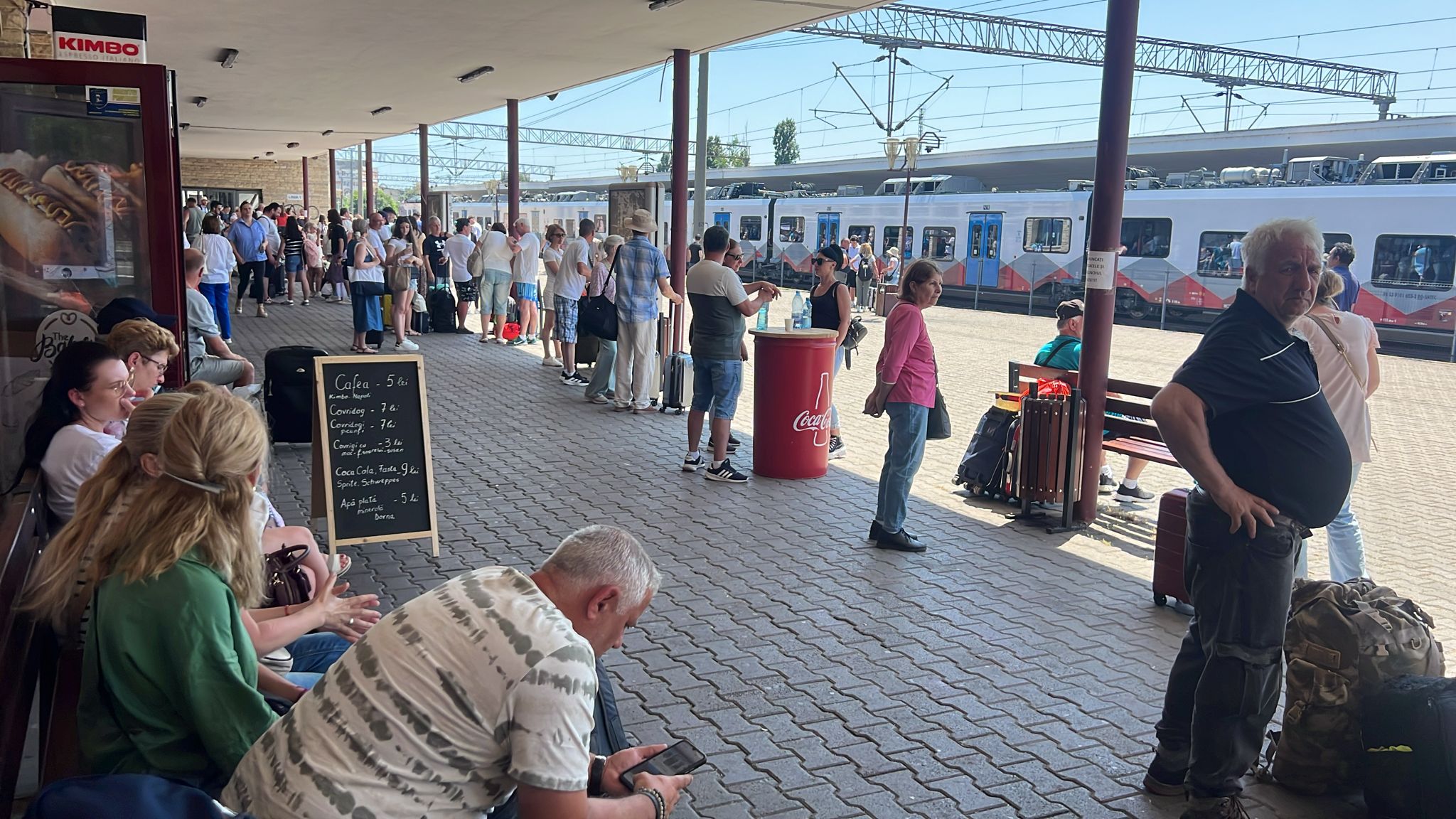 FOTO VIDEO Aglomerație în Gara Constanța în ultima zi a minivacanței de Rusalii. Turiștii se întorc acasă 1ee07df2 1515 4231 a75a 1ffa03bb140a