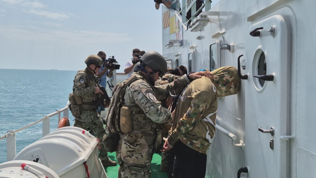 FOTO VIDEO Forțele Navale Române, spectacol în Marea Neagră: exercițiu anti-terorist impresionant UPDATE 2 FOTO VIDEO Forțele Navale Române, spectacol în Marea Neagră: exercițiu anti-terorist impresionant UPDATE 20250618 111036