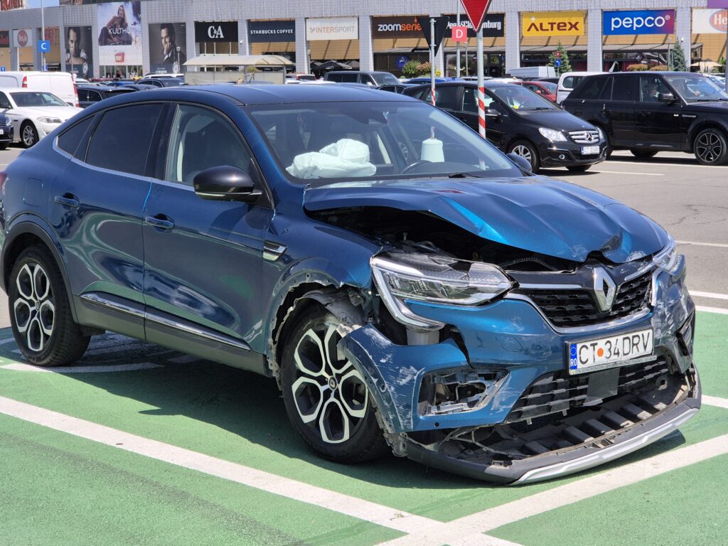 FOTO VIDEO Două mașini s-au tamponat, din nou, în parcarea de la Vivo Mall 7 FOTO VIDEO Două mașini s-au tamponat, din nou, în parcarea de la Vivo Mall 2283917f 93d6 4f95 a3e3 e05202b865b0