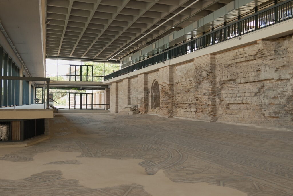 FOTO Edificiul roman cu mozaic își redeschide porțile / Expoziție în aer liber: „File de istorie tomitană” 4 FOTO Edificiul roman cu mozaic își redeschide porțile / Expoziție în aer liber: „File de istorie tomitană” 23232232