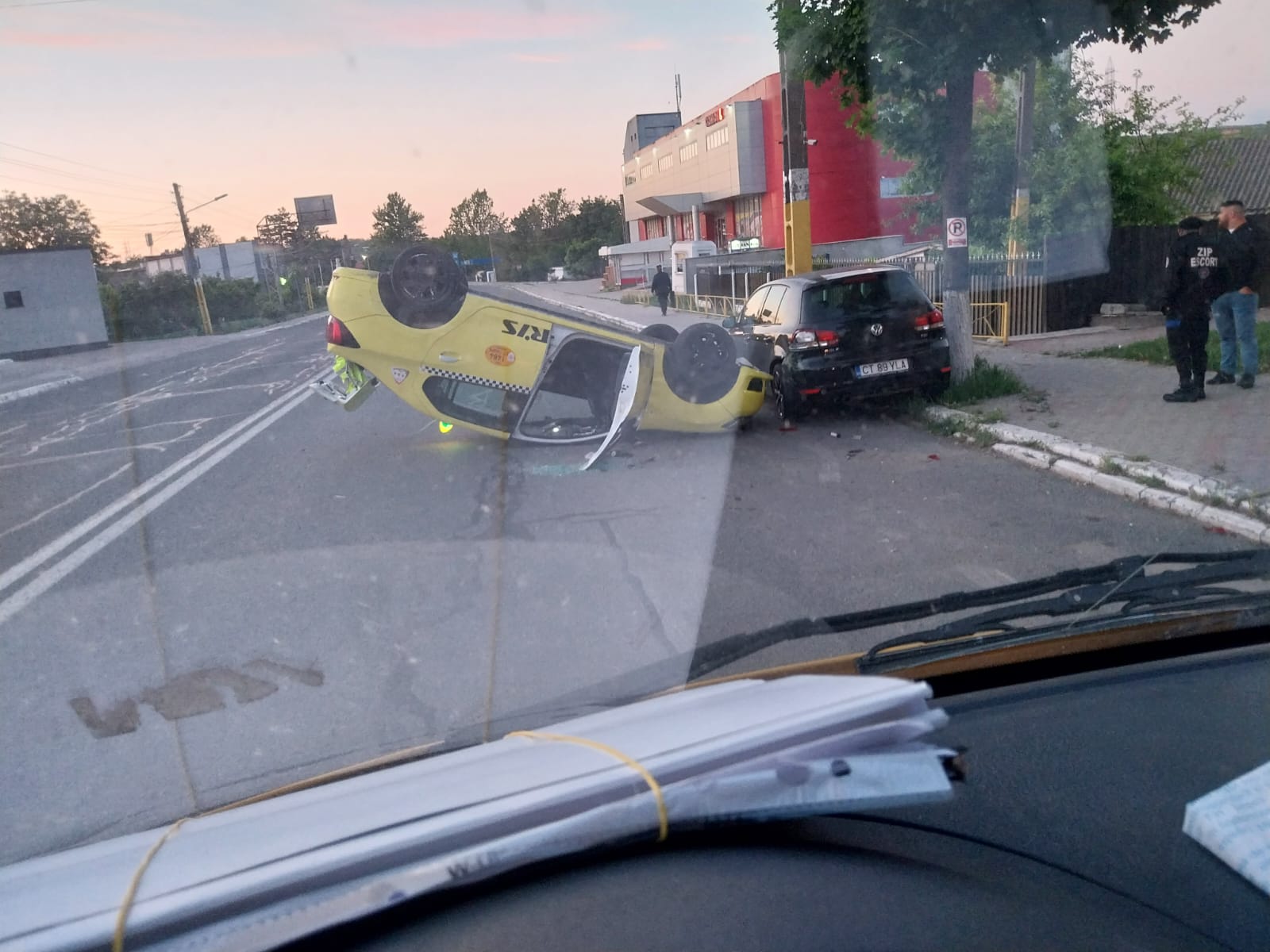 Un taxi s-a răsturnat în Murfatlar, în zona supermarketului Comosil 24587342 612c 4703 85a1 7b415ed4c7bf