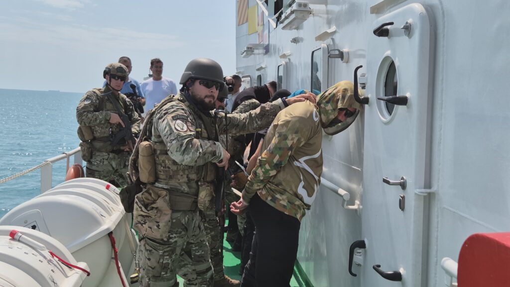 FOTO VIDEO Forțele Navale Române, simulare a unor situații de criză/ Delfinii au făcut spectacol pe mare 20 FOTO VIDEO Forțele Navale Române, simulare a unor situații de criză/ Delfinii au făcut spectacol pe mare 245c14ac 215d 4b80 9d93 2217da0cf76e