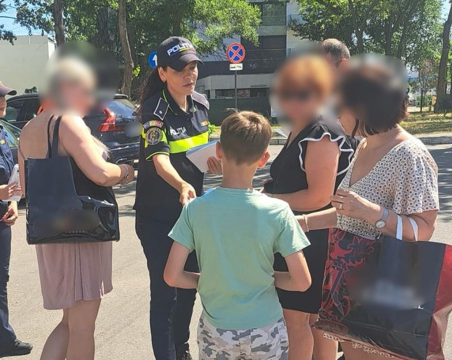FOTO Polițiștii constănțeni au informat localnicii privind siguranța în mediul online 2 FOTO Polițiștii constănțeni au informat localnicii privind siguranța în mediul online 26af4c92 52d1 43a7 9d30 abdc602148ab