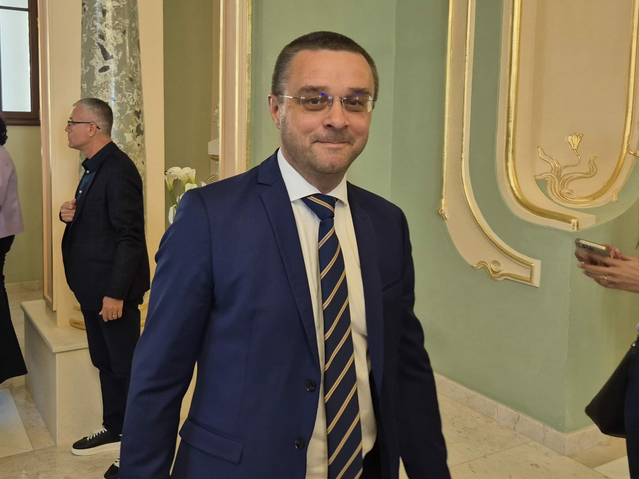 Anchetă la Școala Gimnazială nr. 37! Subiectele la limba română de la Evaluarea Națională, dezvăluite de conducerea școlii?/ Ce spune inspectorul Sorin Mihai 2 Anchetă la Școala Gimnazială nr. 37! Subiectele la limba română de la Evaluarea Națională, dezvăluite de conducerea școlii?/ Ce spune inspectorul Sorin Mihai 26f2fa33 c6c9 4af7 8d3b e23f8fd3d087 edited scaled
