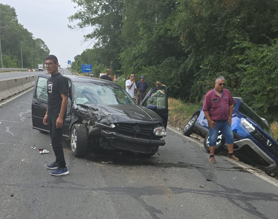 FOTO Două mașini s-au făcut praf, între Constanța și Valu lui Traian/ O femeie gravidă a fost transportată la spital UPDATE 27f86b83 ea46 4432 b208 a5487bf06b0f