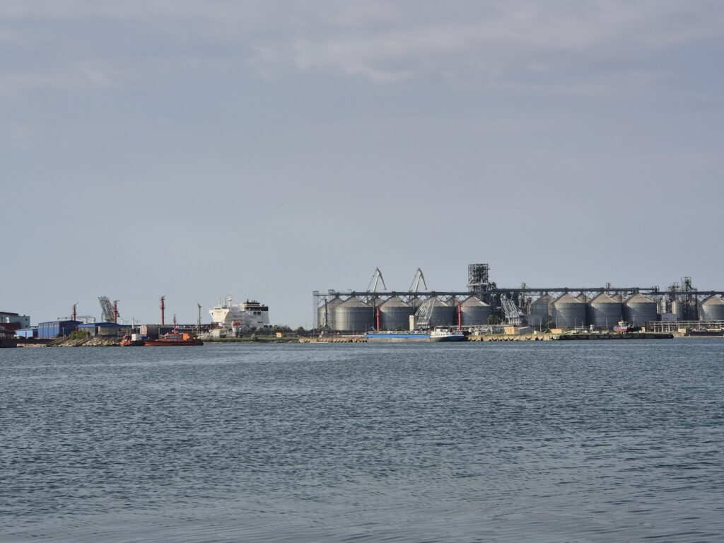 FOTO VIDEO Forțele Navale Române, simulare a unor situații de criză/ Delfinii au făcut spectacol pe mare 2 FOTO VIDEO Forțele Navale Române, simulare a unor situații de criză/ Delfinii au făcut spectacol pe mare 2d94a71f 47e9 410e a197 29cd3d48f645