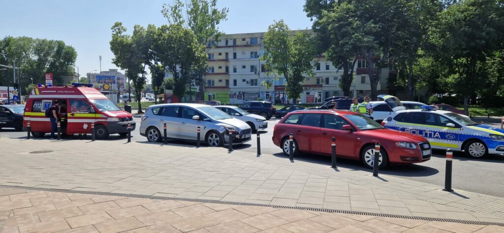 FOTO VIDEO Șoferul unei mașini a avut nevoie de îngrijiri medicale, în urma unui accident, în zona City Park Mall 2f48990b dc04 43c2 b09d 746e58cc5b37