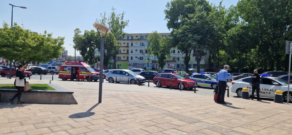 FOTO VIDEO Șoferul unei mașini a avut nevoie de îngrijiri medicale, în urma unui accident, în zona City Park Mall 31bb1f4d 542a 4a95 a0c3 44d32a32c466