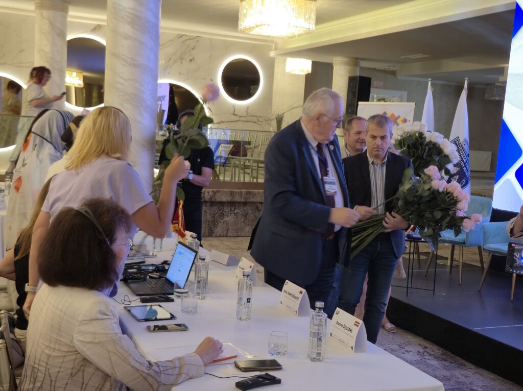 FOTO VIDEO Conferința Internațională „Femeile primar – lideri în administrația publică locală, provocări și perspective europene“/ Fostul ministru al Muncii și persoane din administrația locală, prezenți 17 FOTO VIDEO Conferința Internațională „Femeile primar – lideri în administrația publică locală, provocări și perspective europene“/ Fostul ministru al Muncii și persoane din administrația locală, prezenți 376a0973 66e9 4ab3 bef6 c8f641cc7110
