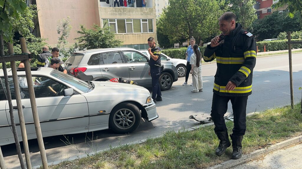 FOTO VIDEO Accident pe bulevardul Ferdinand din Constanța: Un BMW s-a făcut praf 5 FOTO VIDEO Accident pe bulevardul Ferdinand din Constanța: Un BMW s-a făcut praf 37cf727a 22c6 4cc8 a327 faada9aaa198