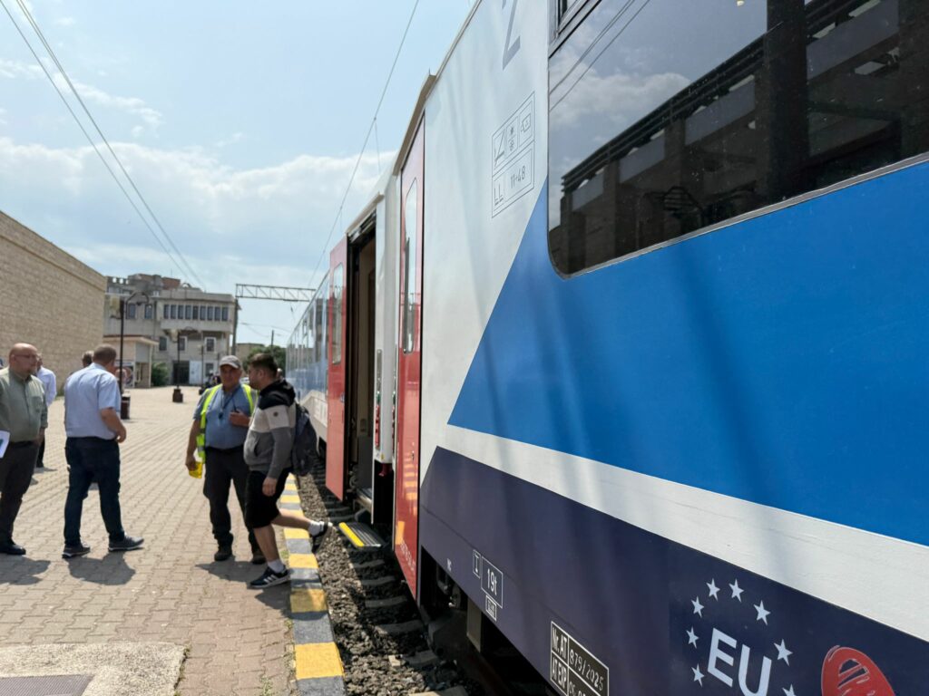 FOTO VIDEO Directorul CFR Călători a venit cu Trenul Soarelui la Constanța/ A fost lansat programul estival UPDATE 23 FOTO VIDEO Directorul CFR Călători a venit cu Trenul Soarelui la Constanța/ A fost lansat programul estival UPDATE 3b0d6973 44e9 4544 b5fe 6d7541b80a7b