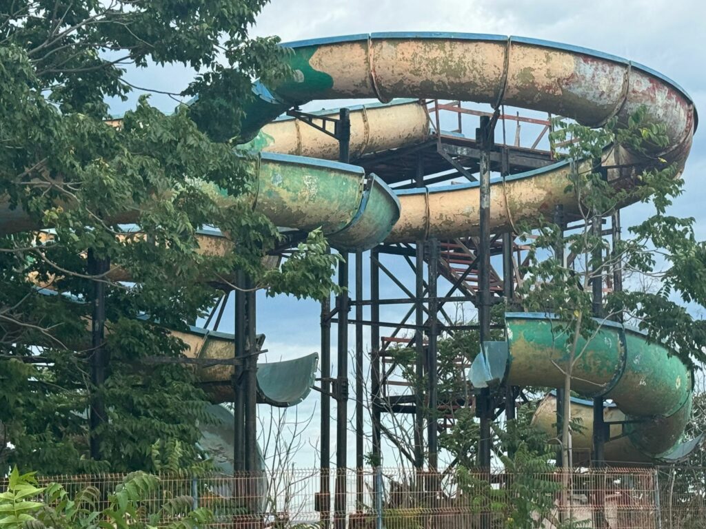 FOTO VIDEO Toboganul care se descompune sub privirile turiștilor. Dosarul desființării este blocat în instanță de ani buni 2 FOTO VIDEO Toboganul care se descompune sub privirile turiștilor. Dosarul desființării este blocat în instanță de ani buni 3dc4de3c 44d2 4dd6 9722 e466d224b9a3